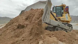 Bulldozer Komatsu D375A at work