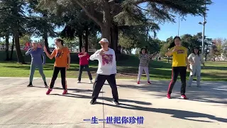 洛杉矶钟教练广场舞【爱的世界只有你】经典Dj 浪漫情歌，动感十足，舞蹈简单好跳。La Rosemead Park