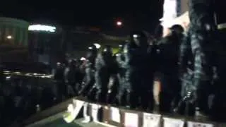 Евромайдан, 1 декабря утром беркут избивал митингующих в центре Киева на Майдане до крови, ШОК (HD)