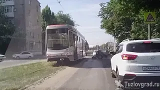 В Новочеркасске трамвай протаранил на перекрестке три автомобиля