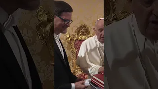 #papafrancesco riceve in Udienza Paul Gibbard, Ambasciatore del Canada presso la Santa Sede #shorts