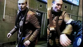 Неадекват нападает на полицейского и детей в метро / спб