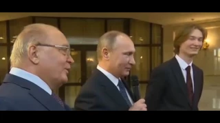 Путин спел со студентами в МГУ