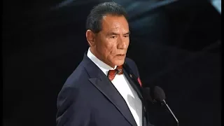 Wes Studi of "Hostiles" Honors the Military at the 2018 Oscars