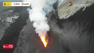 24/11/21 Cono tapizado de sales y azufre esta mañana, vuelo de las 7:30 h Erupción La Palma IGME