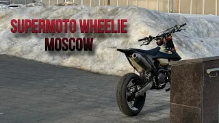 Wheelie in the center of Moscow