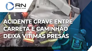 Acidente grave entre carreta e caminhão no Rodoanel deixa vítimas presas nas ferragens