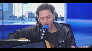 VIDÉO - Raphaël interprète "Le train du soir" en live sur Europe 1