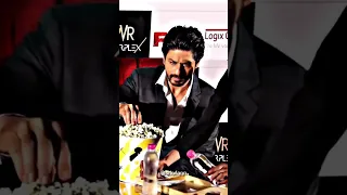 Shahrukh khan ❤️you can watch him eat until the popcorn finish😍