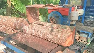 pengrajangan kayu mahoni yang sudah jadi belahan buat usuk 5x5 untuk bahan bangunan rumah