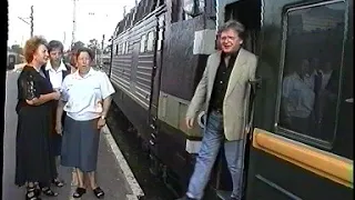 Архив ТВ. Редкие кадры: Юрий Антонов выходит из поезда в день железнодорожника. Интервью у вагона