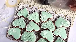 Gingerbread hearts in blue tiffany color / Пряники сердечки в блакитному кольорі тіффані.