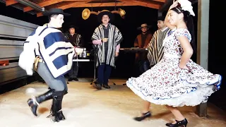 Hermosa pareja baila cuecas junto a revolución tropical  - Cuecas Chilenas - Fiestas patrias Chile