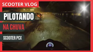 Pilotando NOITE a Scooter Honda PCX na CHUVA no Transito Urbano | ScooterVLOG