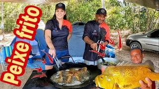 Fizemos file de peixe frito no fogão a lenha e feijão tropeiro em nosso acampamento