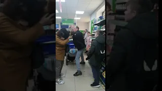 В Барановичах мужчина избил женщину в магазине