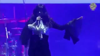 Camila Cabello se fait coller du chewing gum dans les cheveux sur scène