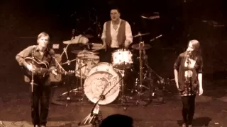 Johnny & Lillie Flynn feat. Marcus Mumford - Tickle me pink @Hammersmith Apollo in London (09.10.10)