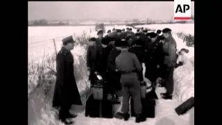 SOLDIER CLEARING SNOW IN FOLKESTONE - SOUND