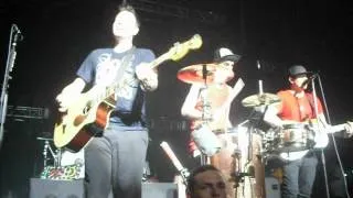 blink-182 - Give Me One Good Reason Acoustic LIVE @ Manchester O2 Apollo, 24th July 2012