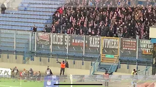 Kibic Wisły pod sektorem Cracovii (07.11.2021 r.)