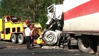 Best truck crashes, truck accident compilation 2015 Part 9