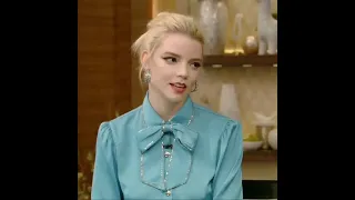 Anya Taylor Joy y Ana de Armas hablando perfectamente español en diferentes entrevistas