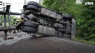 Holztransporter kippt um - Kreisstraße voll gesperrt