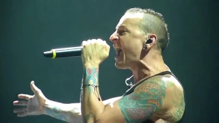 Честер Беннингтон поет вместе с фанатами Linkin Park