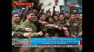 Pangulong Duterte, kinumusta at binigyan ng pagkain at relo ang mga sundalo sa Marawi