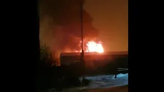 Крупный пожар в поселке Большой Исток под Екатеринбургом | E1.RU