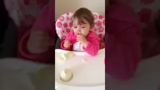 на завтрак лук, дети едят лук (= ( Kid eats onion)