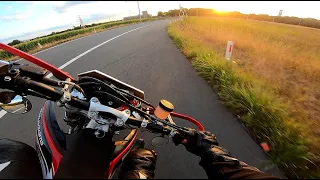 Supermoto riding style : foot out or kneedown ?