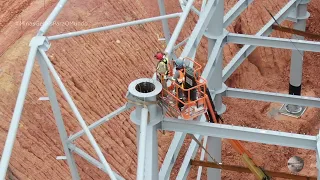 ARENA MRV RAPAZIADA BOA DE VERVIÇO COLOCANDO CONCRETO NOS PILARES.