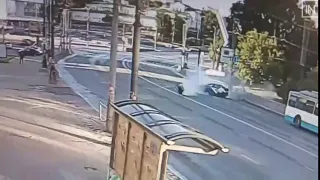 В Екатеринбурге машина «Делимобиль» на скорости влетела в столб