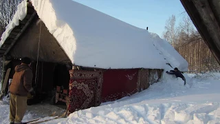 Лёгкий способ отчистить крышу от снега с помощью верёвки)))