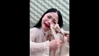 Octopus sucks onto vlogger's face in Livestream China || GoViral