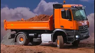 RC TRUCK MERCEDES AROCS TIPPER 4x4 DRIVING AT THE CONSTRUCTION SITE