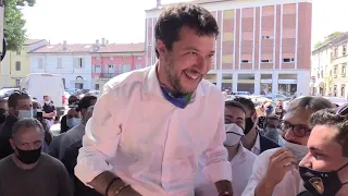 Codogno, strette di mano e folla per Salvini: "Assembramento? E' voglia di ripartire"