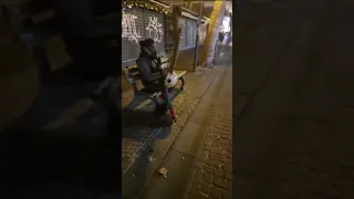 Artista di Strada si Esibisce al Vomero Napoli