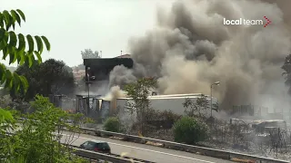 Catania, in fiamme autofficina a ridosso dell'autostrada a San Gregorio: alta nube di fumo