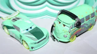 Mattel Disney Cars Glow Racers Fillmore & Chase Racelott (Vitoline Piston Cup Next-Gen) Glow in Dark