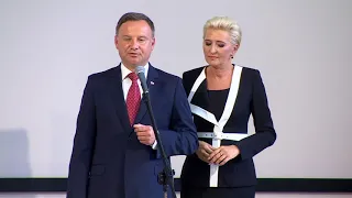 Zakłócone przemówienie pary prezydenckiej w liceum w Gdyni. Gwizdy i okrzyki: "konstytucja"