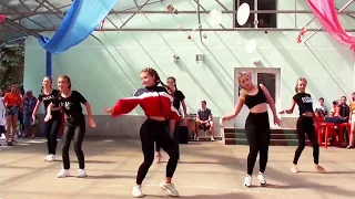 Пироженкова Ирина танцует с группой танец Bola Rebola