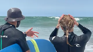 كيفاش من أول مرة تبدا ركوب الموج Comment débuter le surf 🏄‍♂️  première leçon de surf