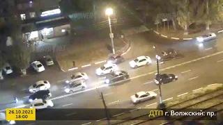 Появилось видео с места ДТП, где женщина попала под колеса иномарки в Волжском