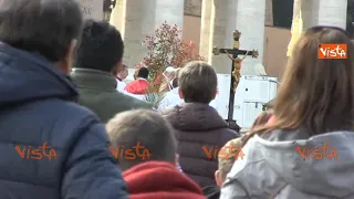 Domenica delle Palme, Papa Francesco benedice i ramoscelli d'ulivo dei fedeli