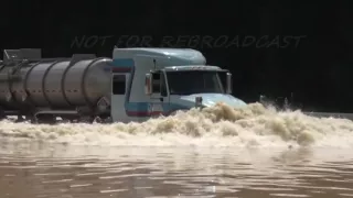 Louisiana Flooding "The Cajun Navy" seeing tractor trailer to high ground