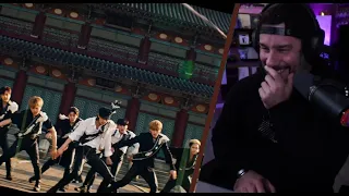 Director Reacts - Stray Kids - '소리꾼(Thunderous)' MV