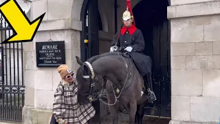 Disrespectful tourist REFUSE TO RELEASE provoking the king’s guard horse!!